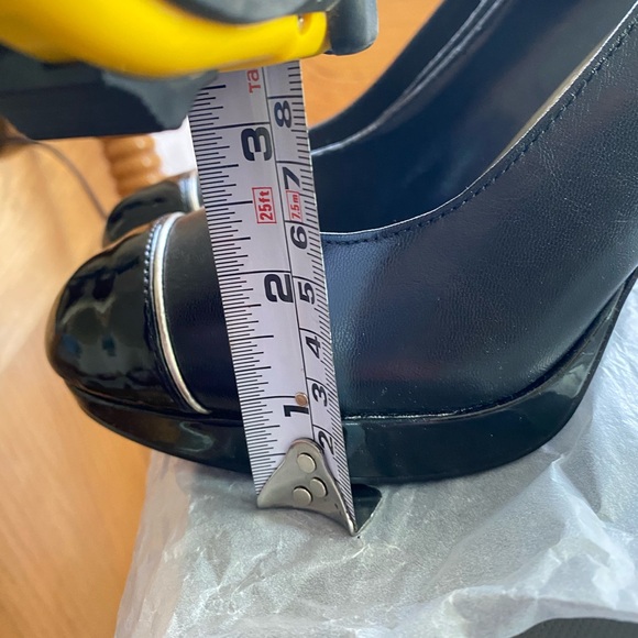 Tahari 3 1/2 inch heels in black size 7 1/2 medium. Letter upper. - Picture 7 of 8